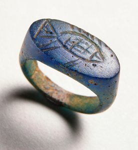 Fingerring med gravert fisk (blått glass)